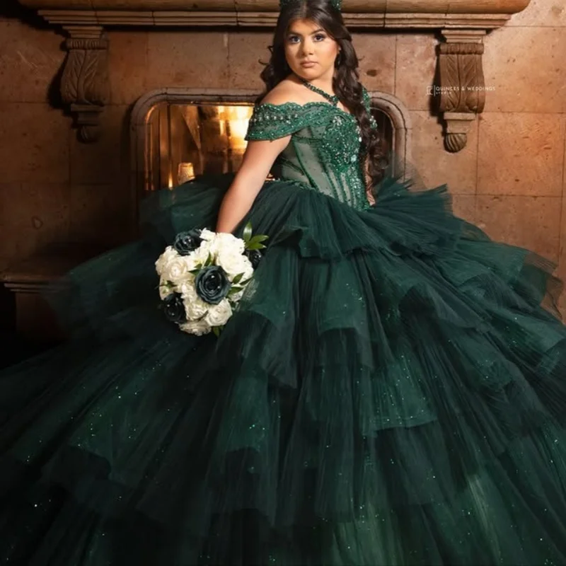 فستان Quinceanera أخضر داكن لامع عاري الكتفين من الدانتيل طبقات كريستال ملصق طويل الذيل vestidos de 15 Quinceanera تخصيص #3