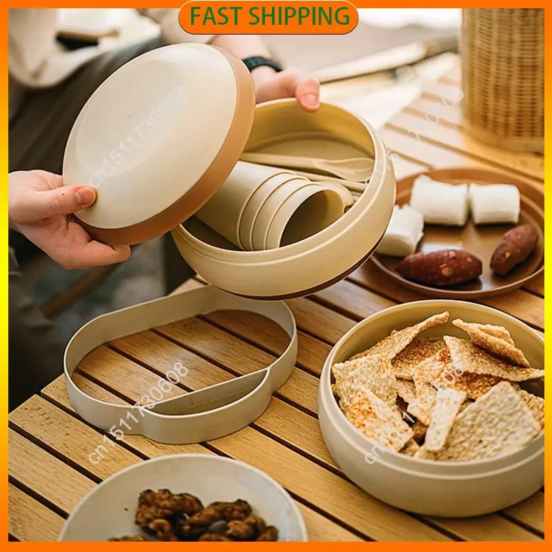 Compre ahora Juego de platos de picnic para acampar, (17 piezas) Juego de cubiertos reutilizables de plástico portátil, plato y taza esenciales para exteriores, marrón y beige