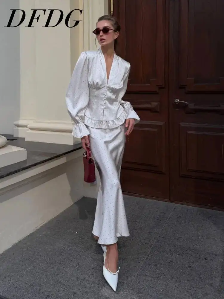 Conjunto de Dos Piezas de Satén con Estampado de Lunares para Mujer, Primavera-Verano 2026, Blusa con Volantes y Falda Sirena de Cintura Alta, Elegante Conjunto para Fiesta