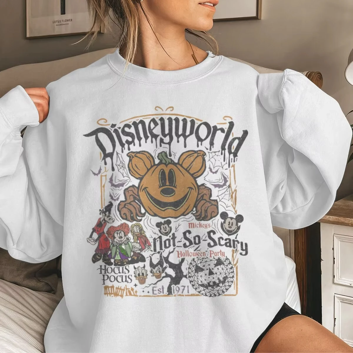 Lässige Sportbekleidung mit Rundhalsausschnitt. Ich brauche Kaffee, um auf Halloween-Kaffee und Kürbis gemusterte Gothic-Kleidung mit langen Ärmeln zu fokussieren