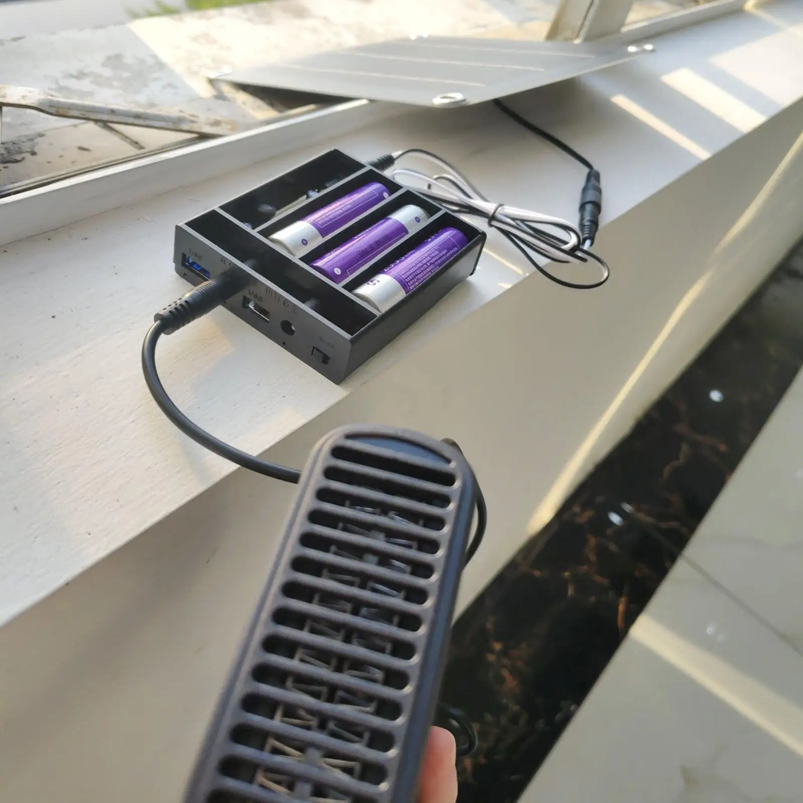 سخان حظيرة الدجاج الشمسية 20 وات معدات الرياح المدمجة دفئا حظيرة الدجاج سخان بالطاقة الشمسية لفصل الشتاء للمنزل سيارة الدفيئة هريرة جرو