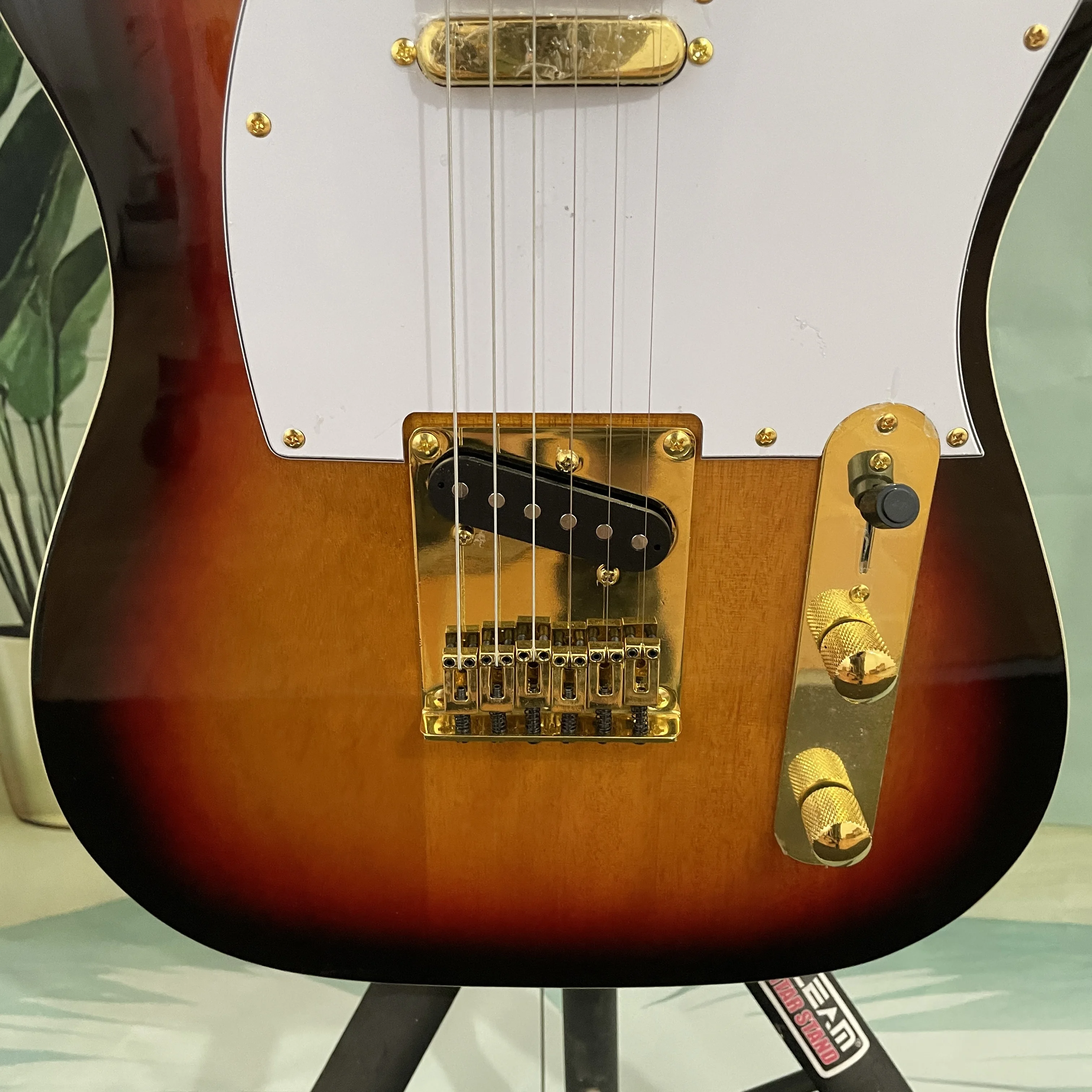 Sunset Gradient Electric Guitar,White Pickguard,Maple Fretboard,Full Set of Gold Hardware Guitars– A Retro Enthusiast's Guitarra