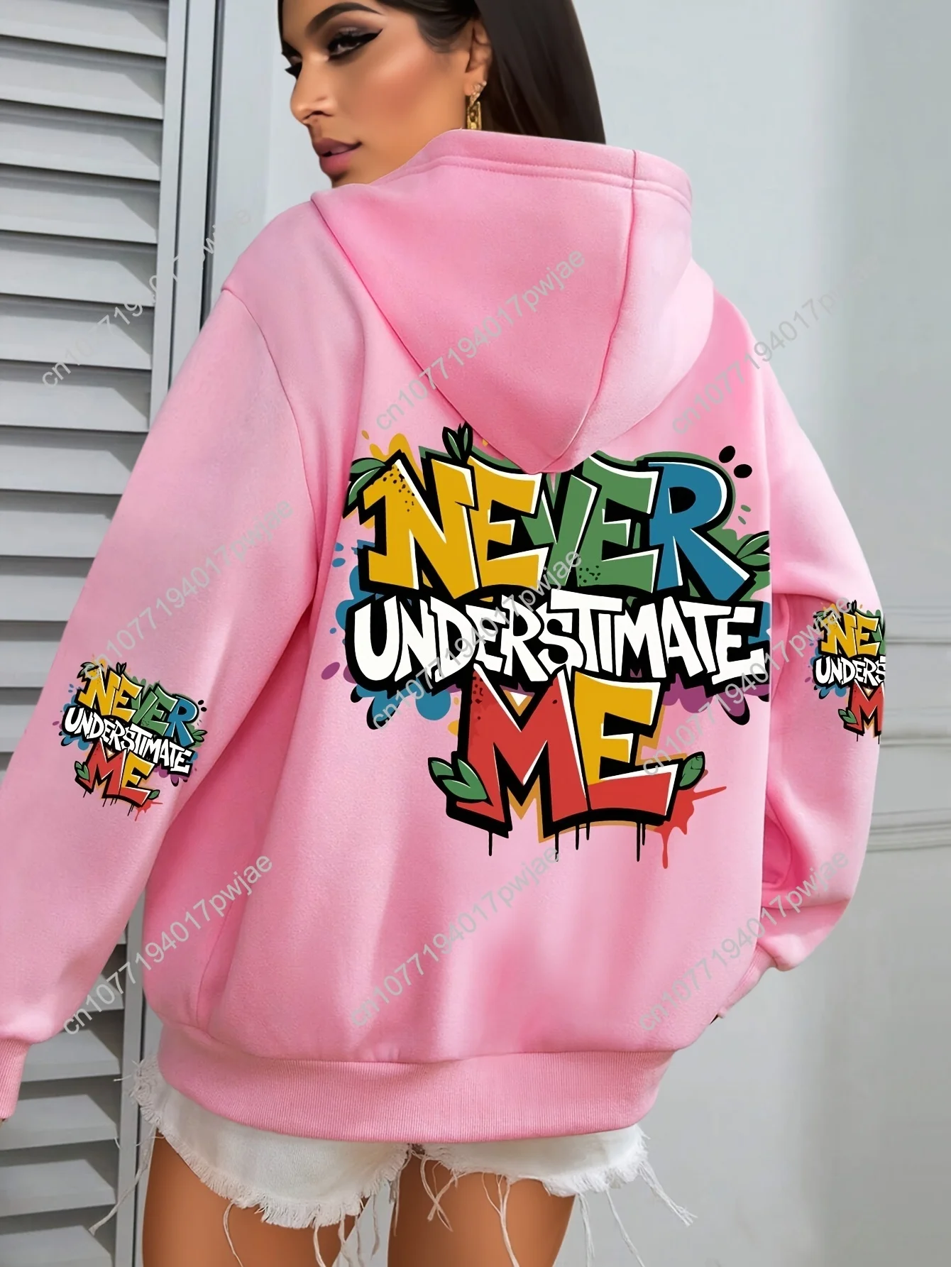 Moletom feminino plus size com estampa grafite hip hop – gráfico "NEVER UNDERESTIMATE ME", verde vibrante com design de respingos coloridos,