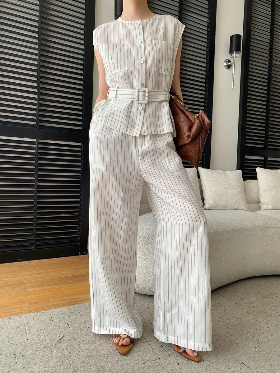 Sommerliches Damen-Set mit Rundhalsausschnitt, gestreiftem Schnürbund, ärmelloser Weste und lässiger Hose – Detail 12