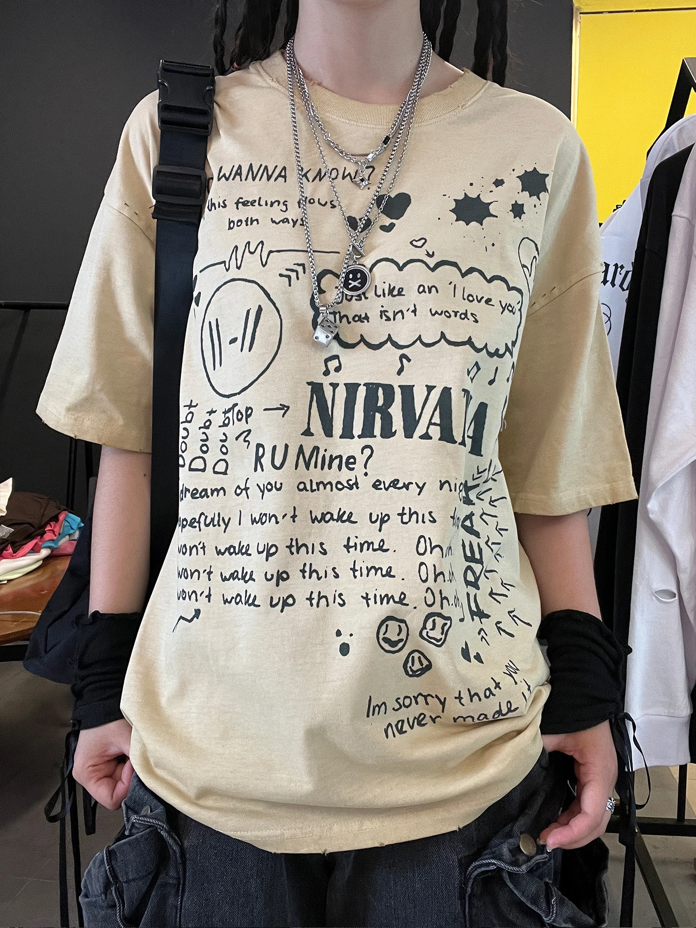 王スタジオマネージャー推奨のアメリカンレトロ半袖tシャツ、破壊的なラインデザインで普段使いに多用途に着用可能
