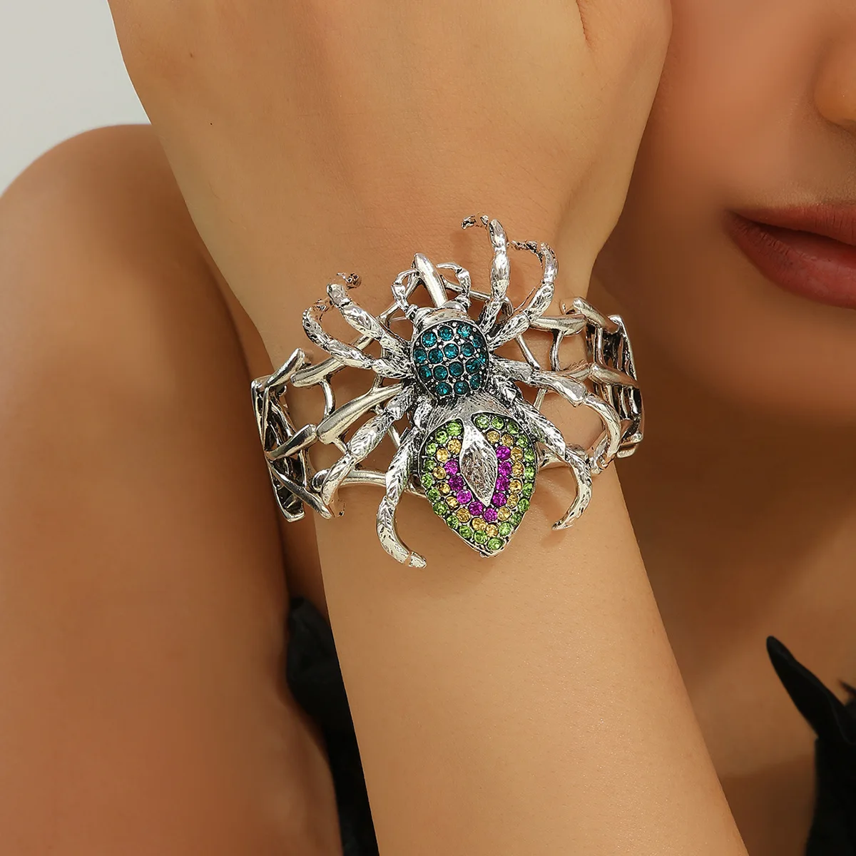 Fashion Unique Design Alloy Rhinestone Spider Elastic Adjustable Bangle For Women Halloween Jewelry Party Hand Accessories