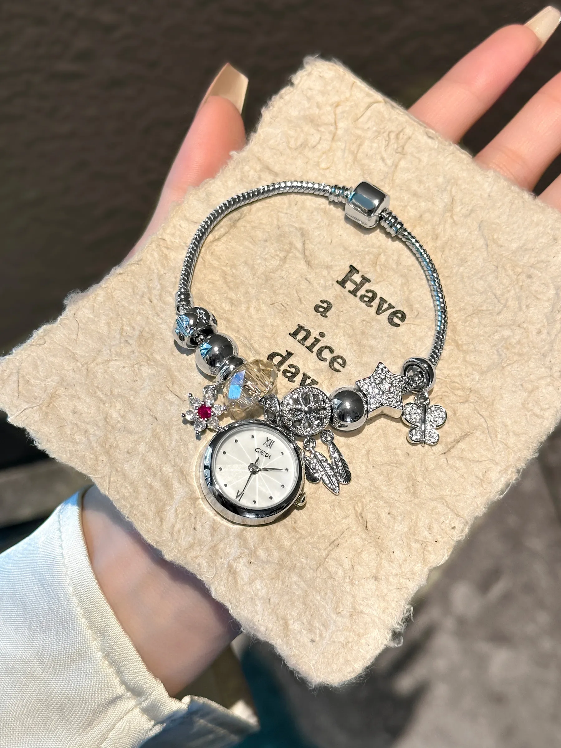 Stylish Bracelet-Style Watch For Women, A 2026 New Arrival, Featuring A Luxurious And Elegant Design With A Pendant Detail.