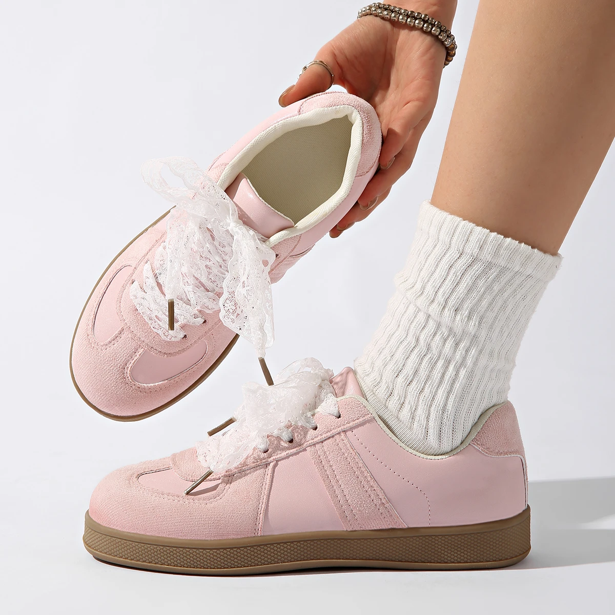 2025 ربيع الخريف جديد النساء أحذية رياضية موضة التدريب مريحة للتنفس أحذية رياضية المرأة عادية الدانتيل يصل حذاء مسطح للنساء