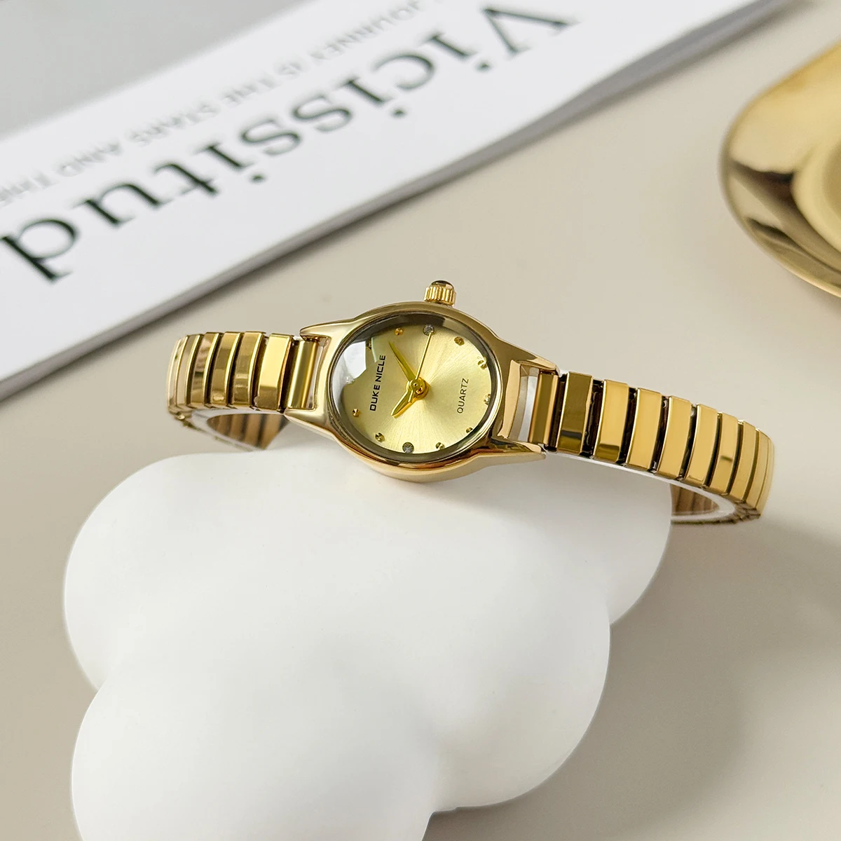 موضة مطاطا حزام كوارتز ساعة ذهبية صغيرة البيضاوي ساعات بعقارب للنساء السيدات تمتد الإسورة فستان ساعة اليد Reloj Mujer
