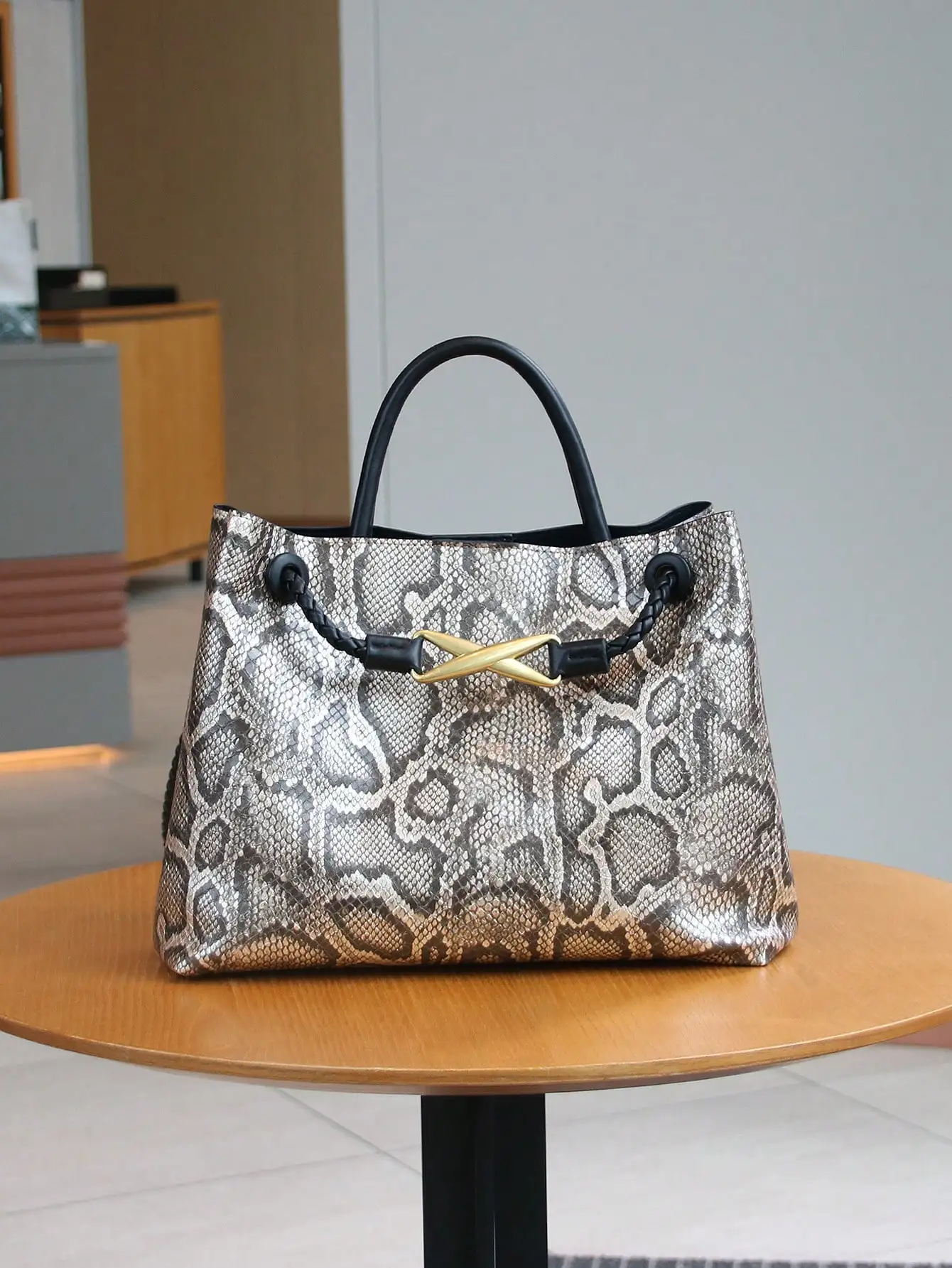 2026 Europäische und Amerikanische Mode Neue Retro-Handtasche Nischendesign Metallseilschnalle Große Kapazität Geflochtene Handtasche Freizeit-Schultertasche – Detail 6
