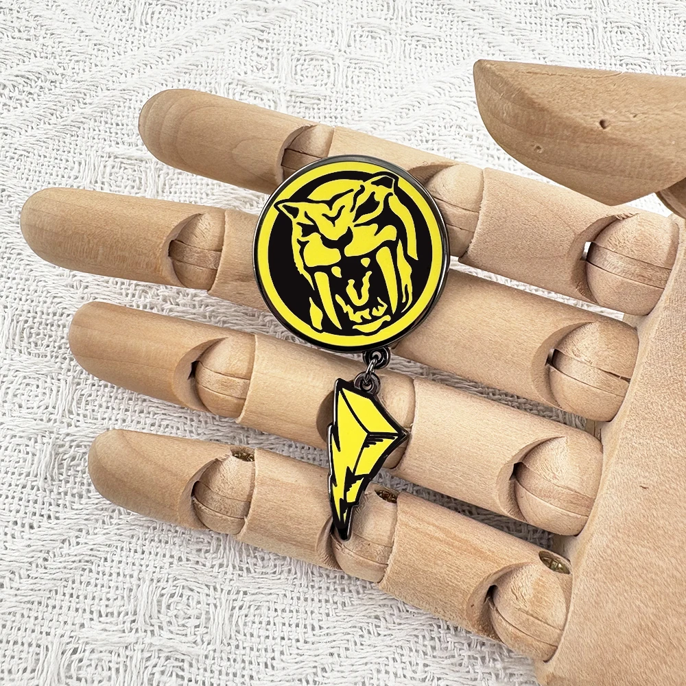 Mighty Morphin Power Rangers Gelber Ranger Emaille-Pin, Sabertooth-Tiger Power-Münze, Brosche, Blitz-Anhänger, Metall-Abzeichen, Geschenk – Detail 3