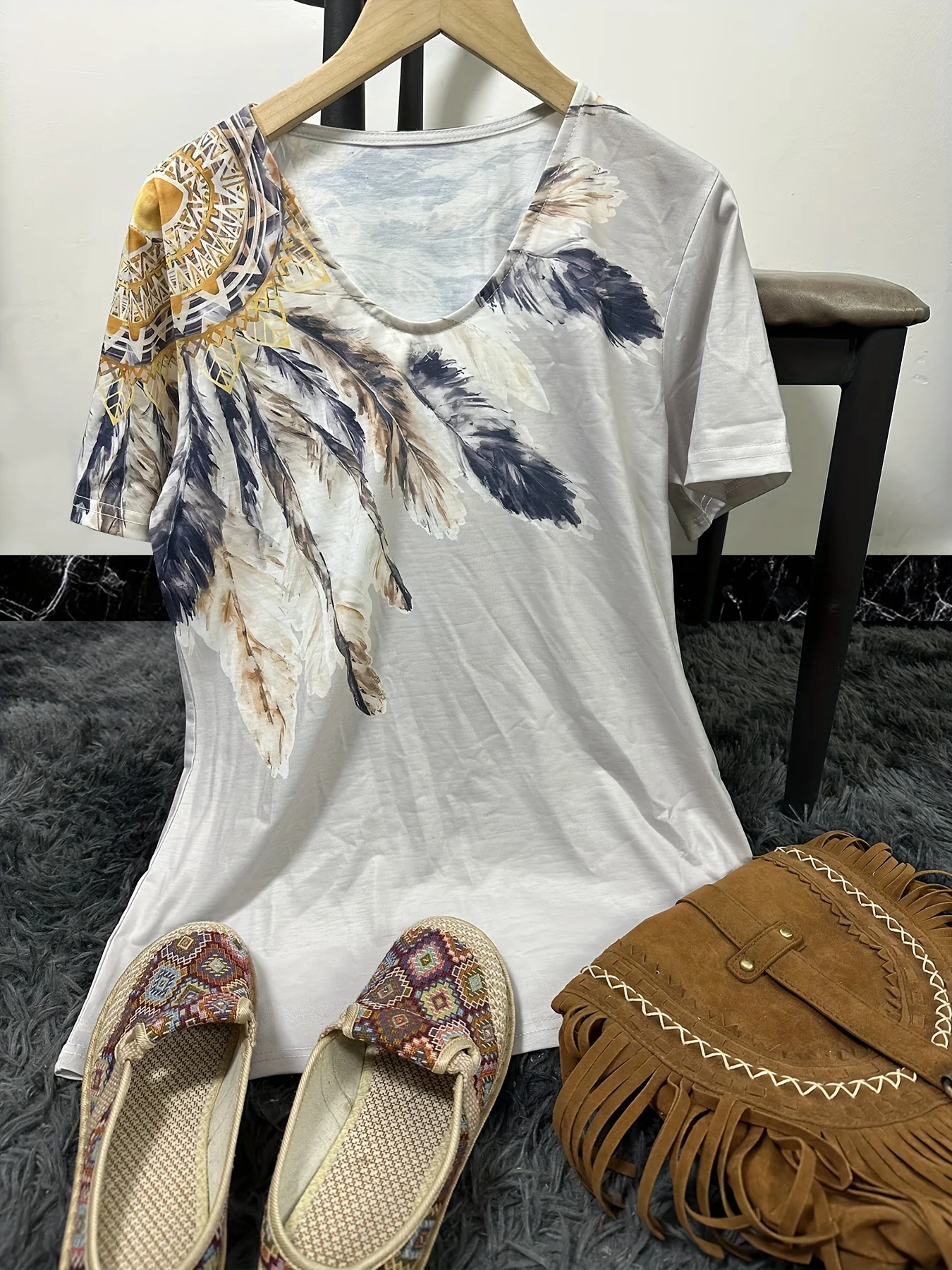 Women's ethnic casual fashion feather print V-neck short-sleeved T-shirt