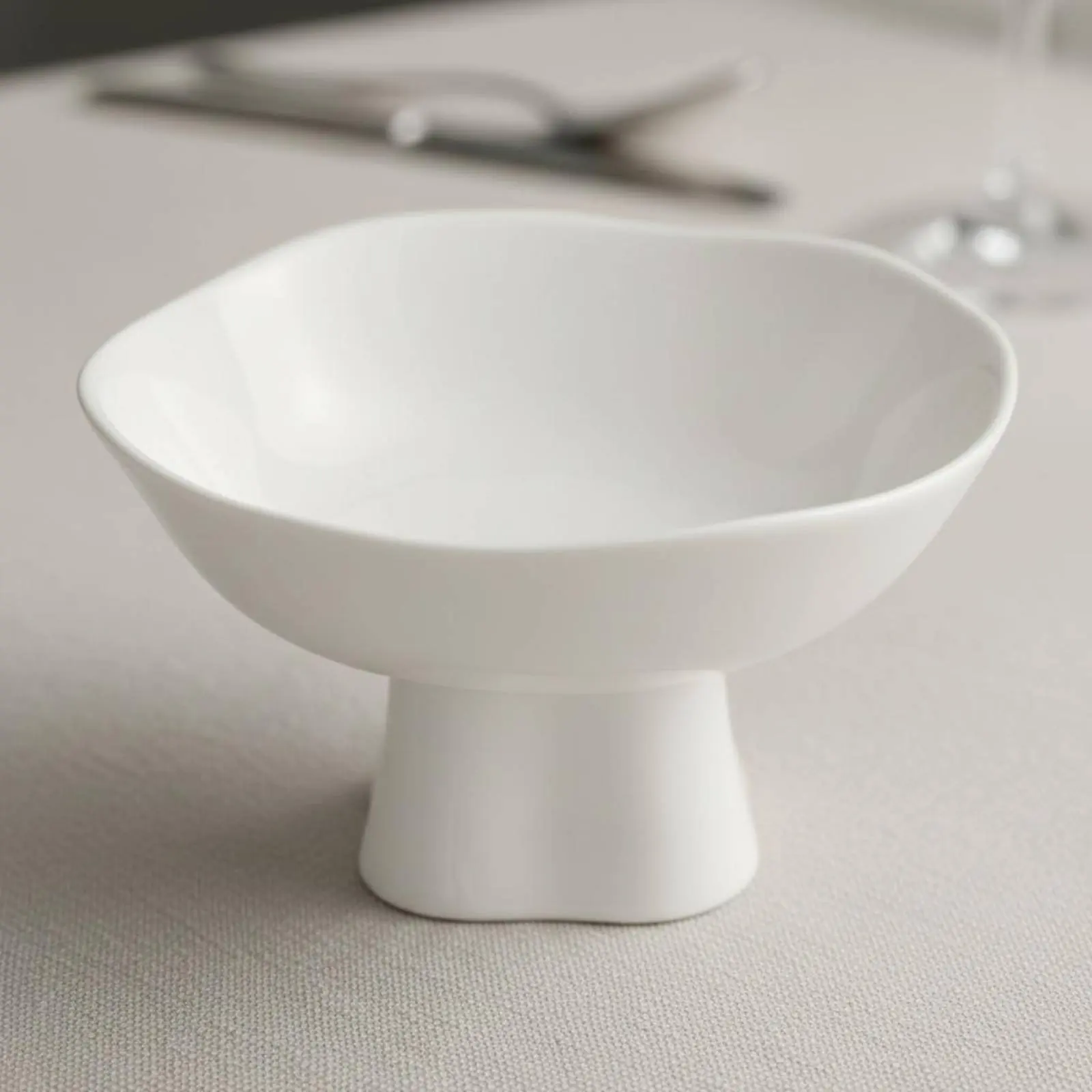 

Ceramic Pedestal Appetizer Dish Restaurant Grade High Footed Ceramic Serving Bowl Artistic Presentation Plate Elegant Design