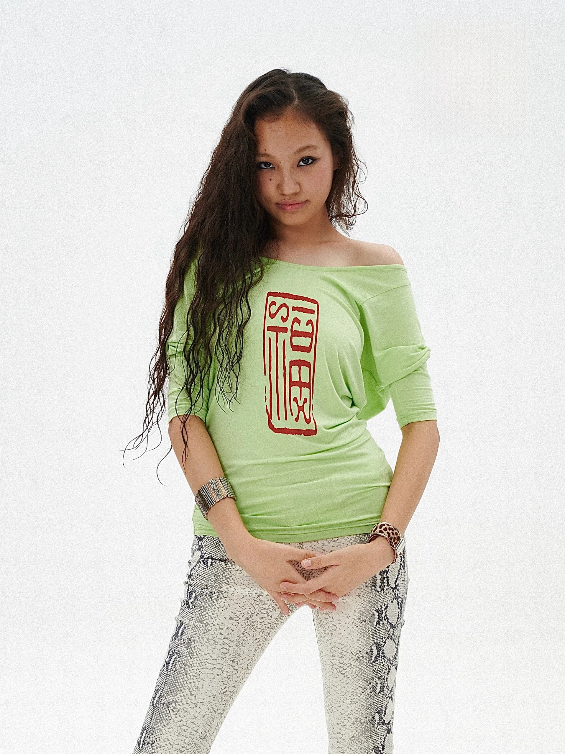 

Солнечная повседневная футболка свободного кроя из модального материала с принтом, одно плечо, повседневный топ средней длины с застежкой на плечах для женщин