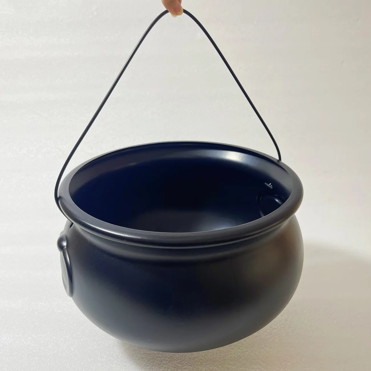 Caldero Grande de Bruja Negro, Cubo de Plástico para Dulces, Decoración para Halloween y Día de San Patricio, Ideal para Fiestas en el Porche o Jardín