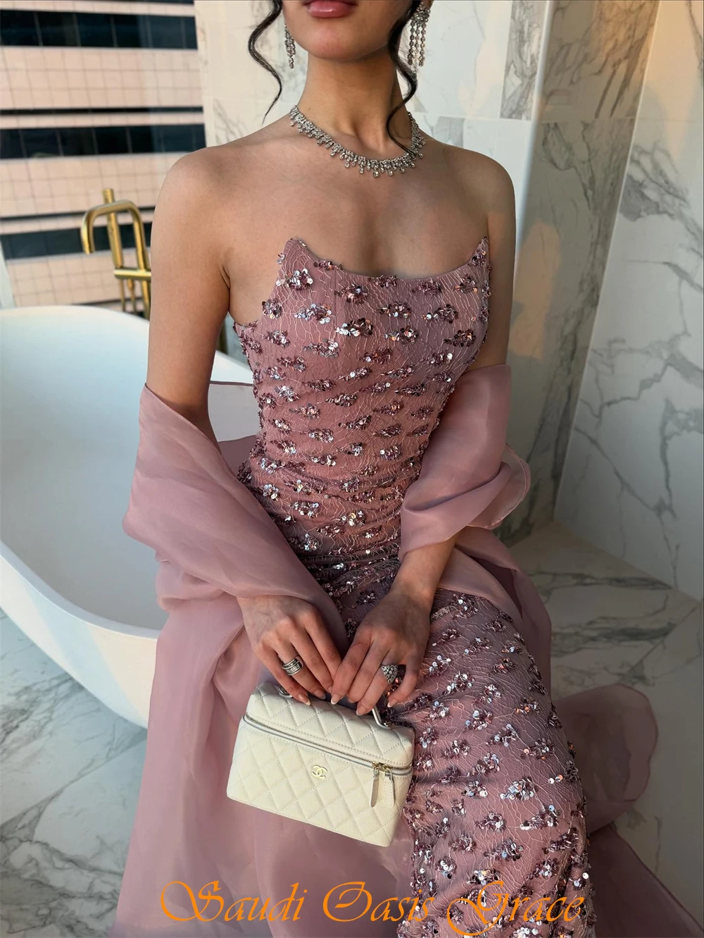 ชุดราตรีผ้าออร์แกนซ่าสีชมพูหรูหราแบบสั่งตัด ดีไซน์เรียบง่าย คอวี แขนกุด แบบเซเลบริตี้ ชุดค็อกเทลทรงตรงประดับเลื่อมสุดเซ็กซี่