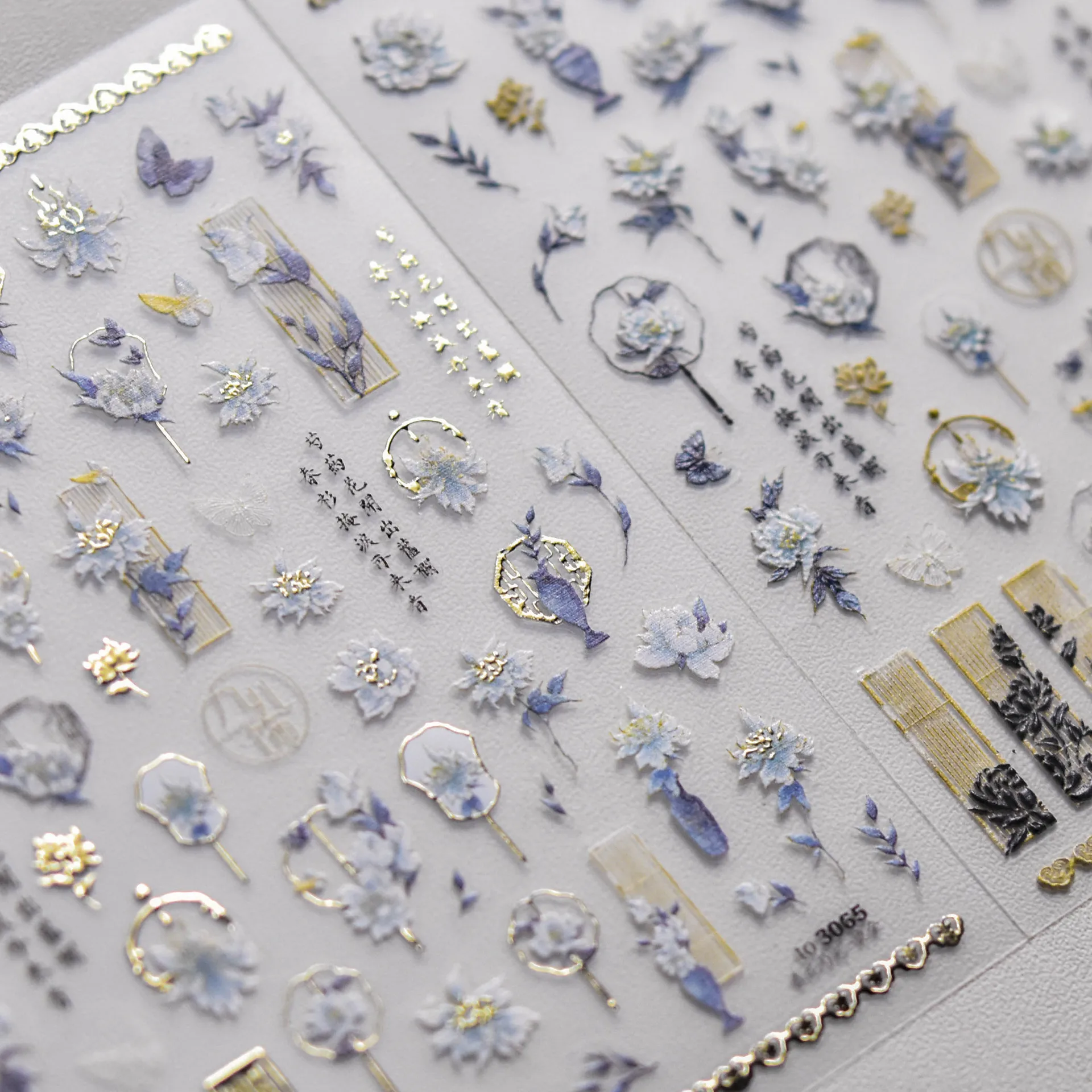 Blaues und weißes Porzellan im chinesischen Stil, 5D-Schmetterlingsblumen, Vase, Schwalbenfenster, Goldprägung, Nagelkunst-Aufkleber, Maniküre-Abziehbilder