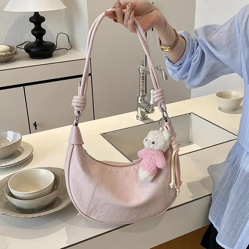 夏の新作大容量通勤ムーントゥースバッグ女性用シングルショルダーダンプリングバッグファッショナブルで多用途なハンドバッグ