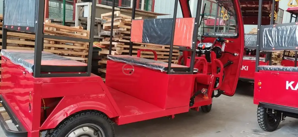 Venda quente Triciclo elétrico de 3 rodas para adultos veículo carrinho de passageiros turísticos cor vermelha tuk tuk carro com painel solar