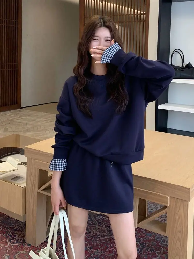 

Осенне-зимний комплект в корейском стиле: синее худи и юбка. Модный повседневный дышащий комплект средней плотности без начеса с высокой талией и круглым вырезом.