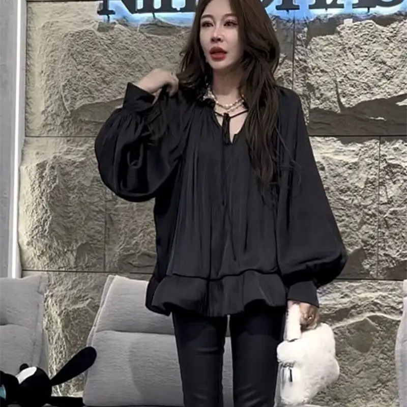 เสื้อเชิ้ตสีทึบแขนยาวคอวีสําหรับผู้หญิงพร้อมเสื้อหลวมตุ๊กตาระบายยอดนิยม