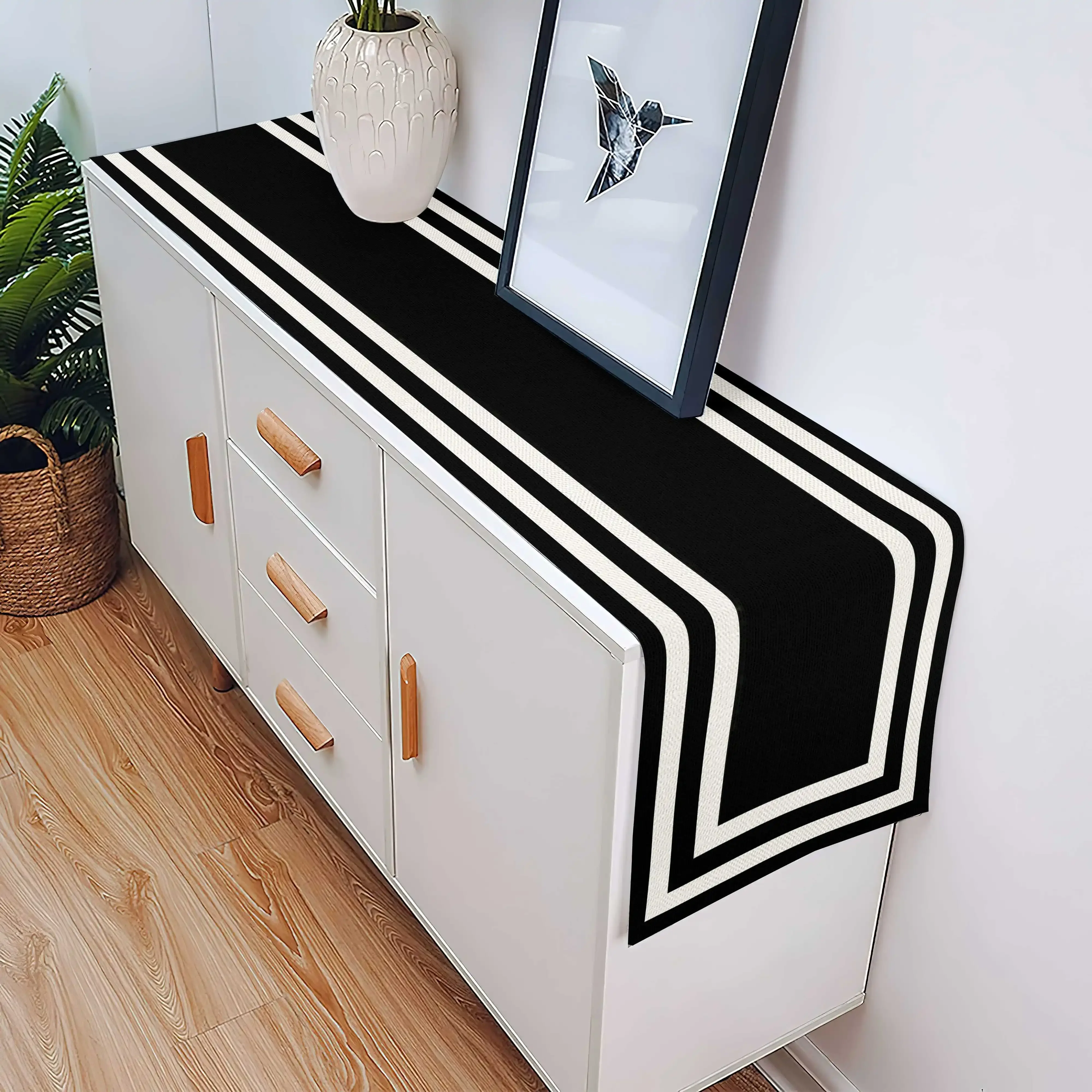 Eleganter Tischläufer mit schwarz-weißem Rand, modernes geometrisches Design mit vertikalen Streifen, perfekt für das Esszimmer in der Küche
