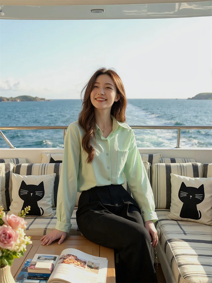 เสื้อผ้าผู้หญิงฤดูร้อน เสื้อเชิ้ตสีขาวฟ้า สไตล์ทางการทันสมัย ติดกระดุมด้านหน้า ชุดทำงานสำหรับสุภาพสตรี  เรียบง่าย  แบบมินิมอล