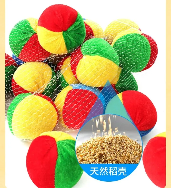 Jogando sacos de areia, jogando pratos, crianças jogando sacos de areia, adereços, pratos de alvo, jogos divertidos, brinquedos