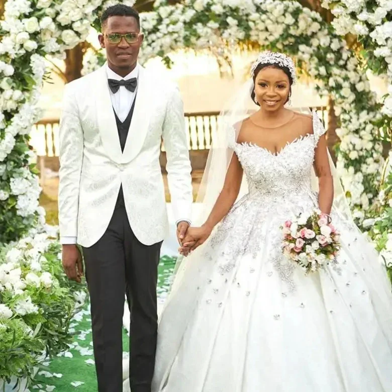 Abito da sposa personalizzato con perline di cristalli scintillanti con scollo a cuore Robe De Mariée Abito da sposa africano con maniche ad aletta e abito da ballo taglie forti