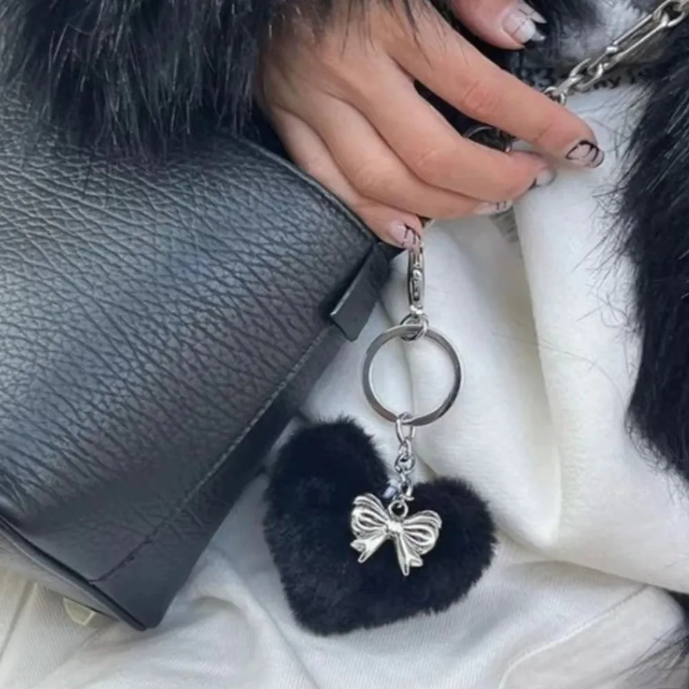 Porte-clés à nœud papillon en argent, cœur en peluche bouffant, Style Y2K, pendentif pour sac à dos, noir et blanc, délicat, cœur poilu, décoration de sac à breloques