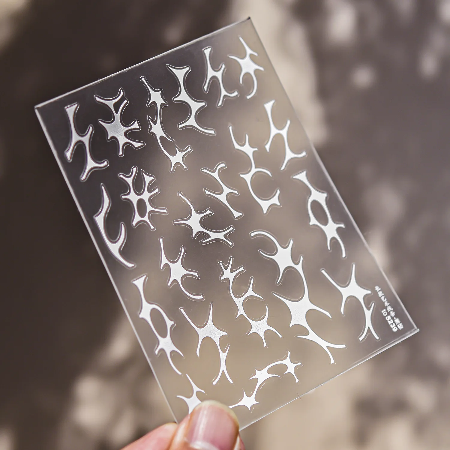 สติกเกอร์ติดเล็บลายเส้นโค้งสไตล์ฝรั่งเศสสีขาวทันสมัย 5 มิติ ลายเส้นศิลปะแบบอสมมาตร ชิ้นส่วนเรขาคณิตที่น่าหลงใหล สำหรับตกแต่งเล็บ