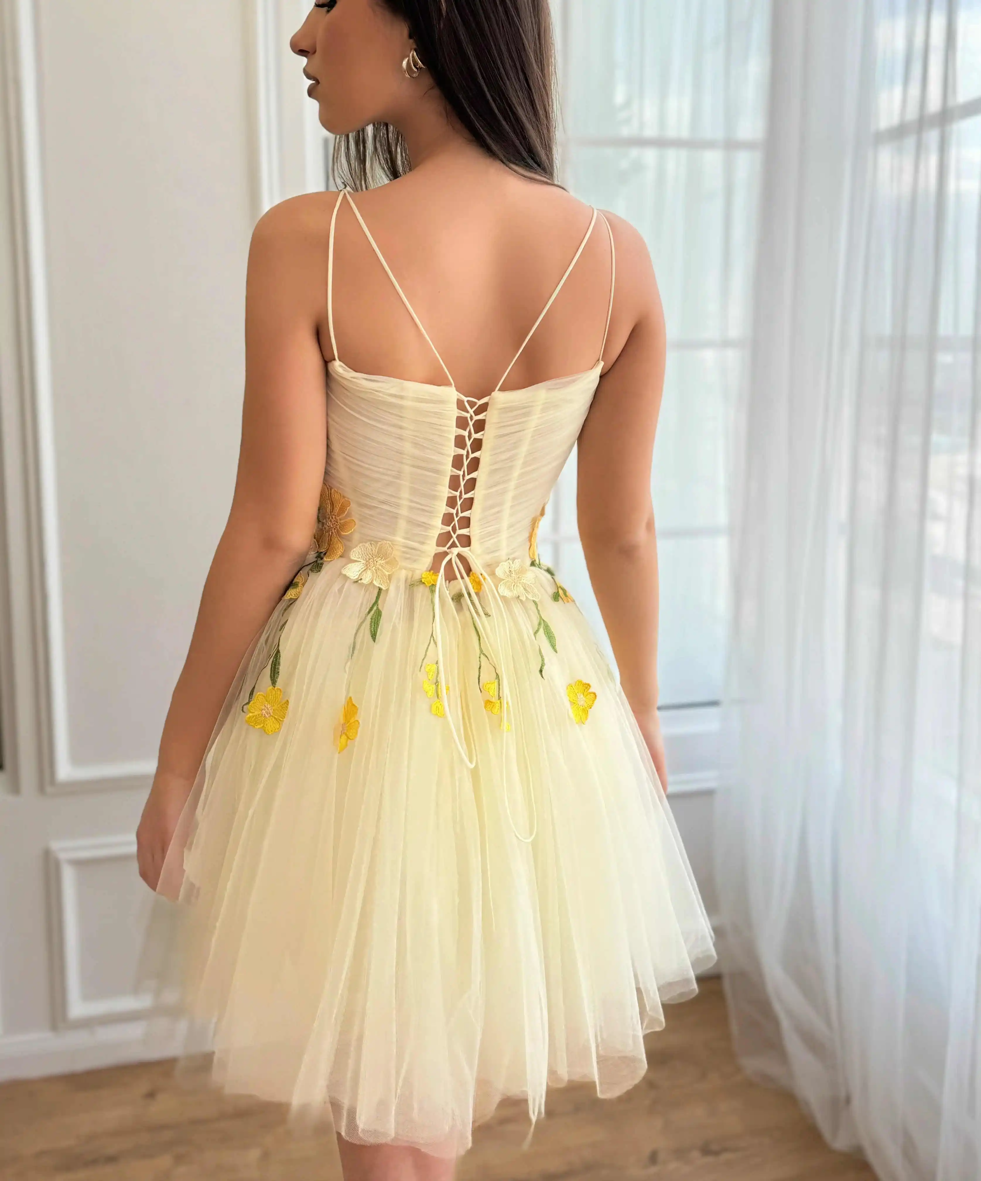 Mini Wedding Dress A-Line Spaghetti Strap Backless Above Knee's Wedding Dress Ball Gown with Flowers for Bridesmaid Party