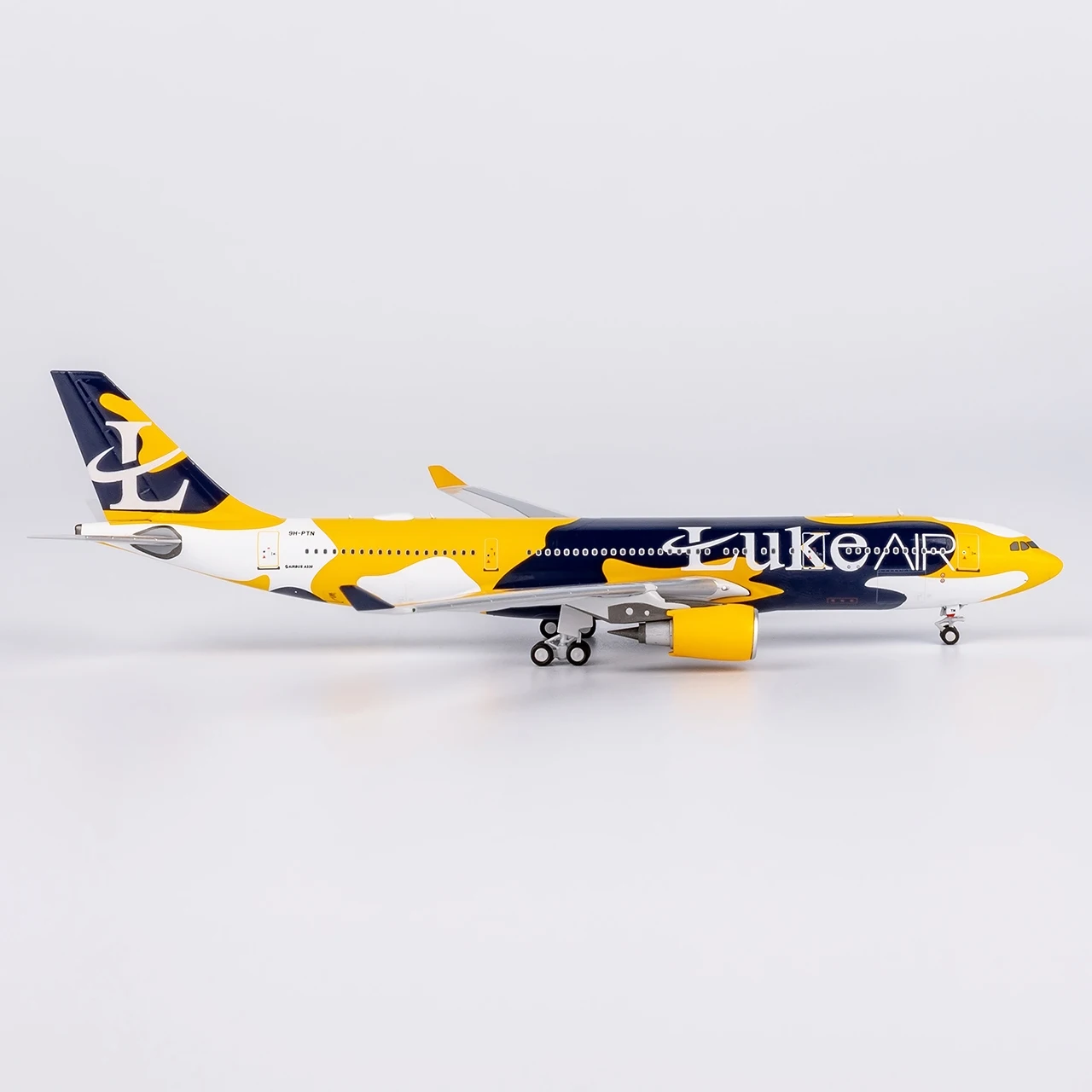 61098 سبيكة تحصيل طائرة هدية NG نموذج 1:400 Luke Air Airbus A330-200 دييكاست طائرة نموذج طائرة 9H-PTN وبطاقة نقطة