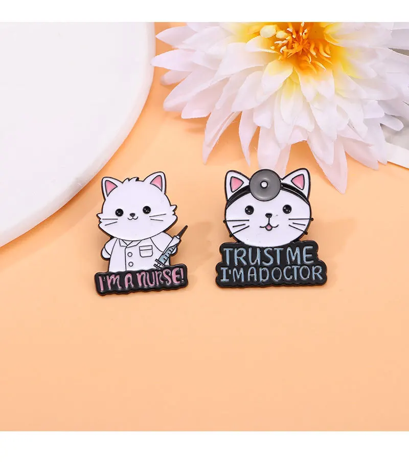 4 piezas mascota Hospital Doctor gato enfermera y perro médico trajes sombreros mochilas alfileres insignias regalos