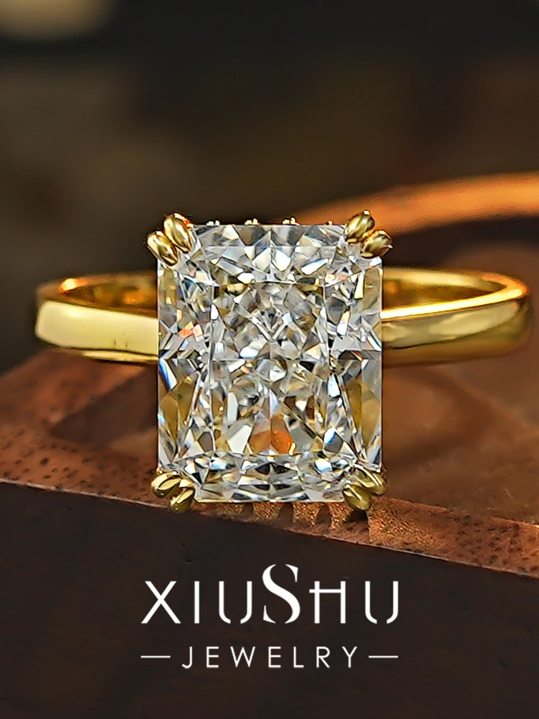 anello-da-donna-in-argento-925-con-taglio-redian-quadrato-brillante-da-4-carati-montatura-a-quattro-griffe-da-indossare-sul-dito-indice-design-alla-moda