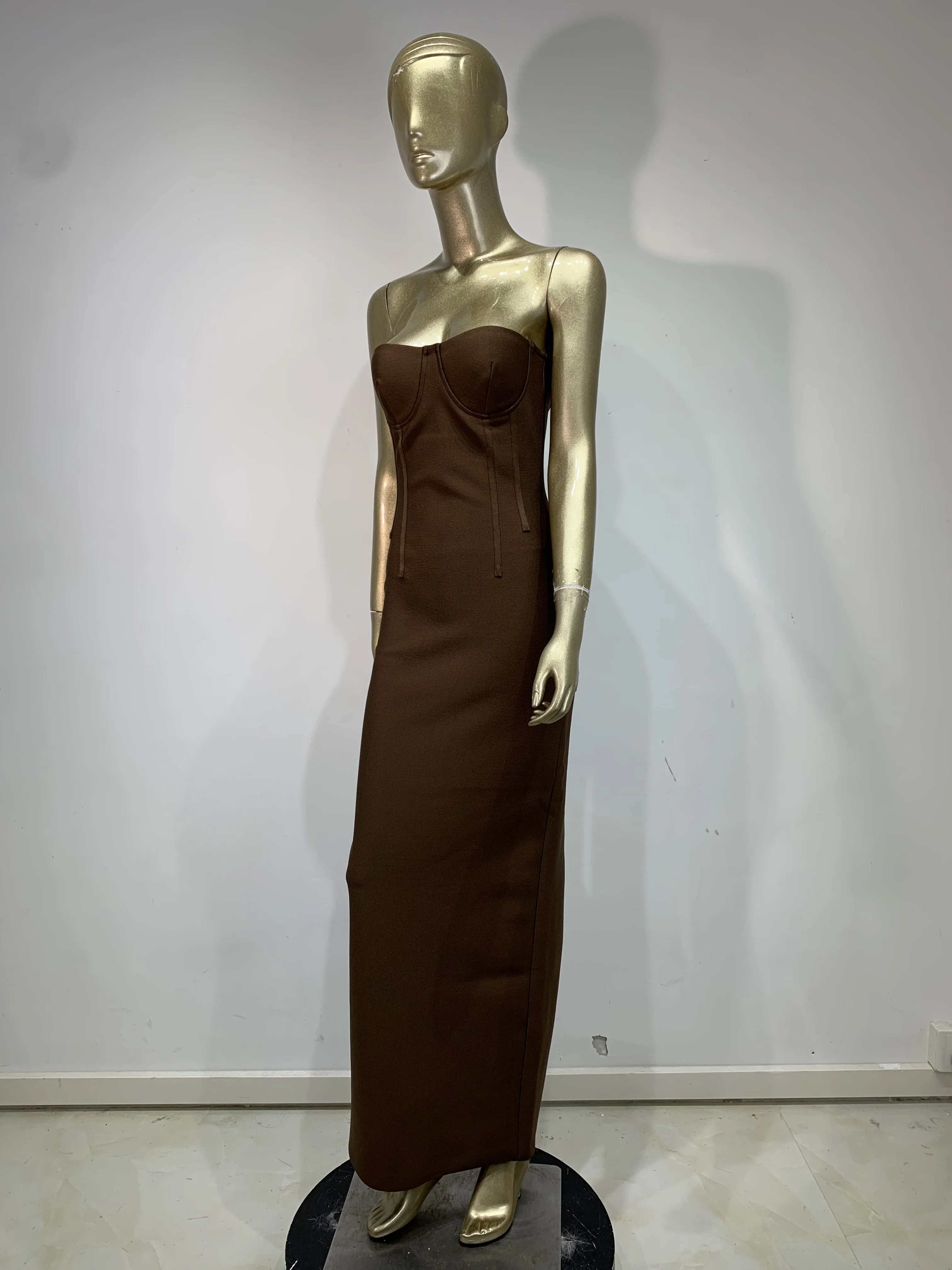 Vrouwen sexy strapless backless bruine maxi lange bandagejurk luxe verjaardag avondfeest elegante gebreide bodycon kleding