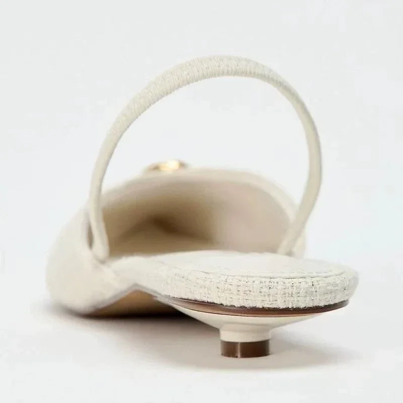 Luxus Designer Kitten Heel Frauen Pumpen Metall Dekoration Elegante Rückenfreie Kleid Schuhe Damen Sexy Spitz Zurück Strap Sandalen