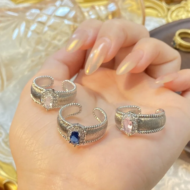 

This 925 sterling silver zircon oval-shaped stone ring is a luxurious and high-quality exquisite jewelry for women's engagement