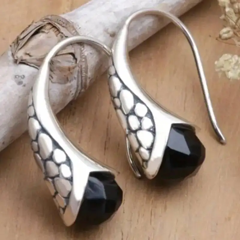 Huitan Luxus Frauen Tropfen Ohrringe Silber Farbe Elegante Weibliche Party Zubehör Vielseitig Täglich Wunderschöne Metall Vintage-Schmuck