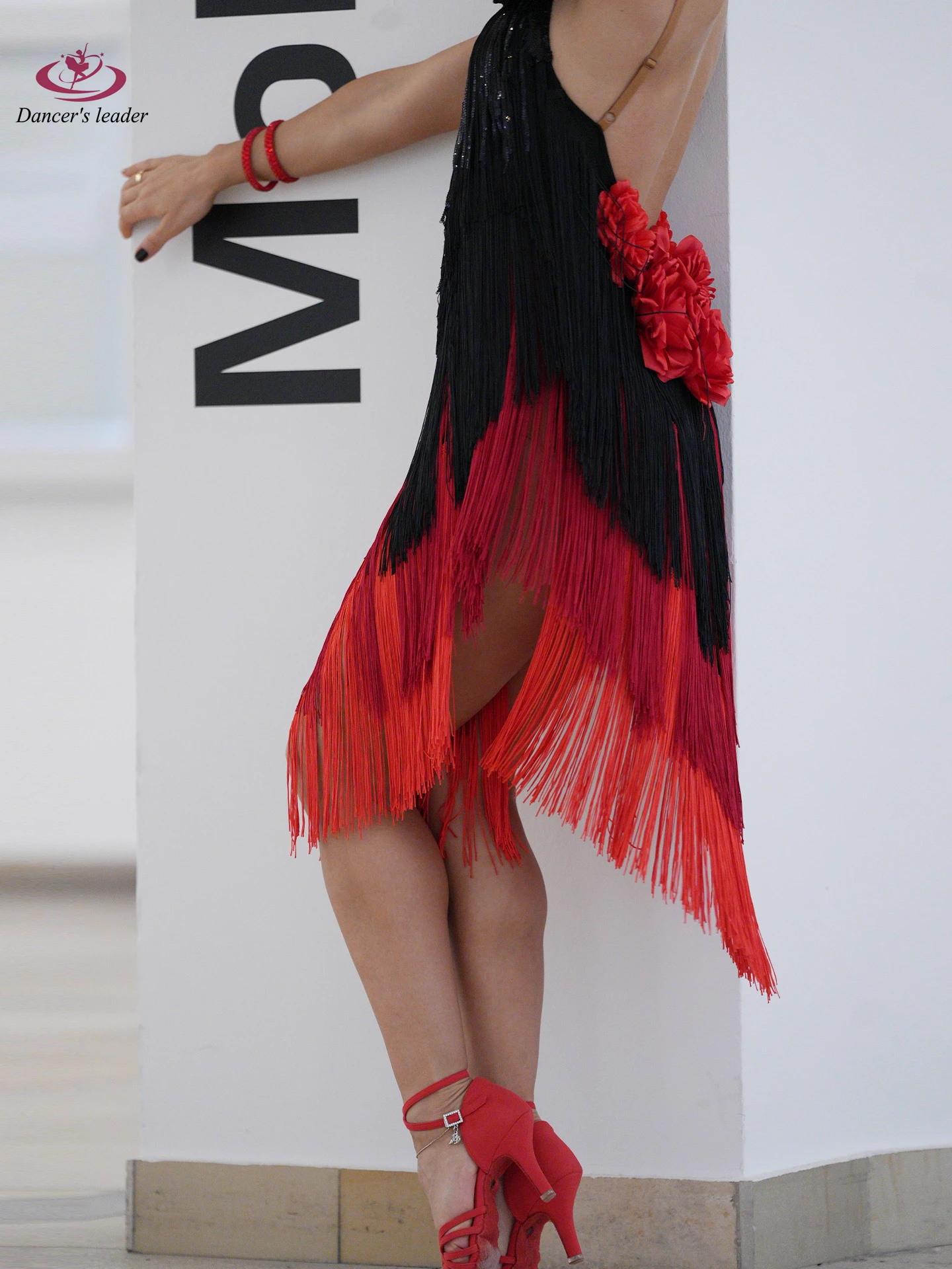 الراقصات اللاتينية، البالغين، الأطفال، الحمالات شرابة الراقية باللونين الأسود والأحمر، أزياء أداء السامبا السوداء لحمام السباحة