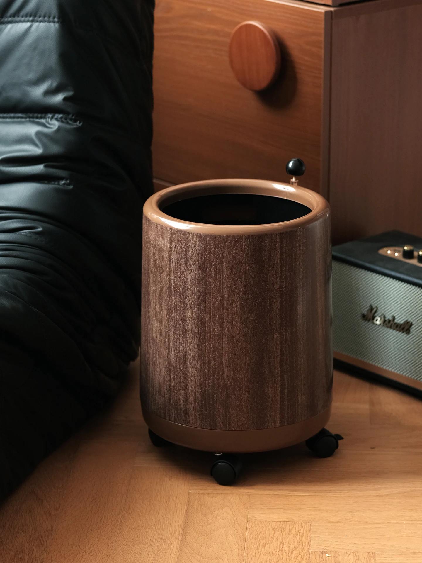 handheld-retro-wood-grain-trash-can-for-home-use-12l-capacity-round-body-plastic-material-suitable-for-bathroom-living-room