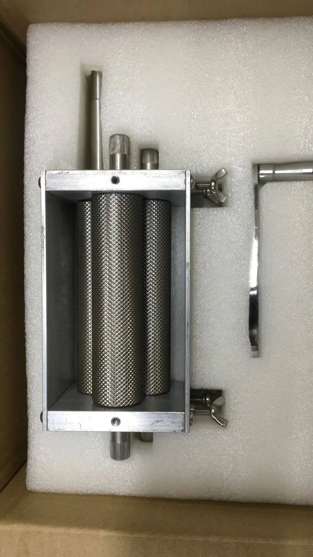 Hand crank stainless steel three-roll grinder, all 304 stainless steel grain crusher