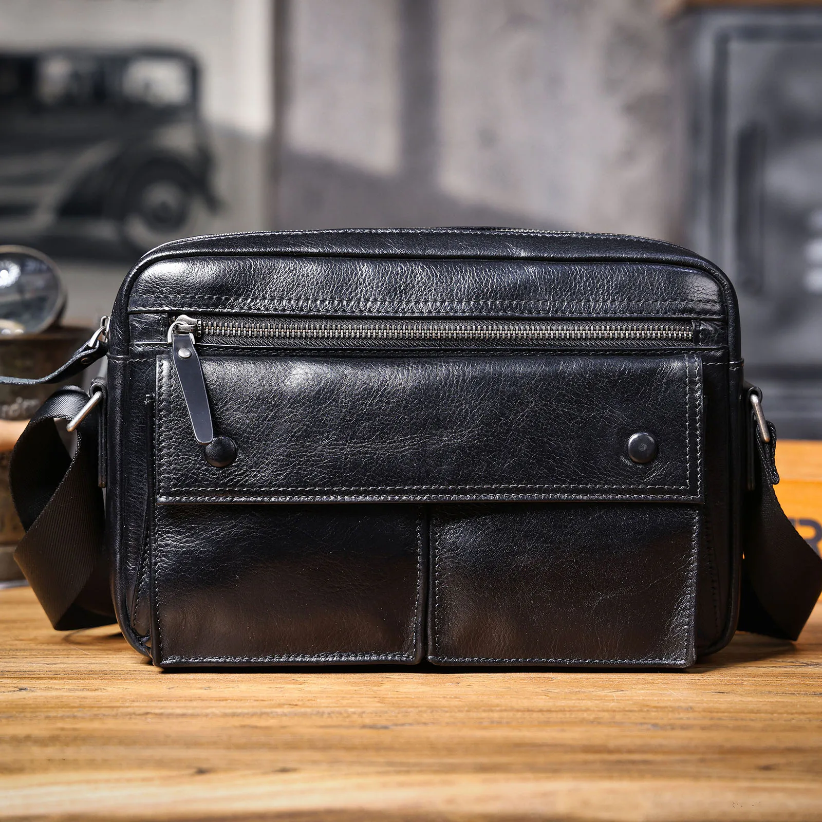Echte Leder-Brusttasche für Herren, Casual-Umhängetasche aus Rindsleder, Modische Handyhülle, Pflanzlich gegerbtes, gerafftes Leder – Detail 7