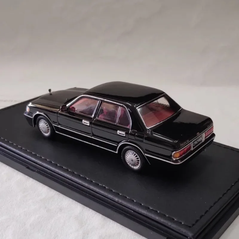 Premium scale 1/43 TOYOTA CROWN classic 13 die cast alloy car model from the nineties, a Children\'s Day gift toy for boys.