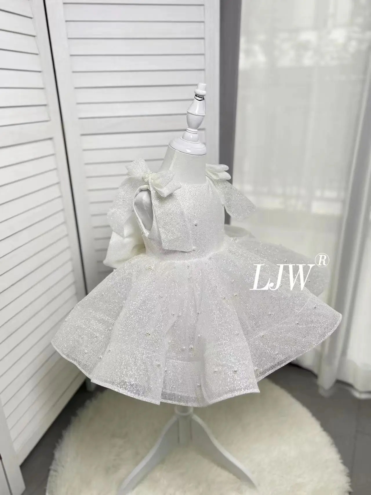 

Elegant girl sleeveless halter Formal Wedding Bridesmaid Flower dress Gorgeous Sparkly fabric First Christmas First Communion