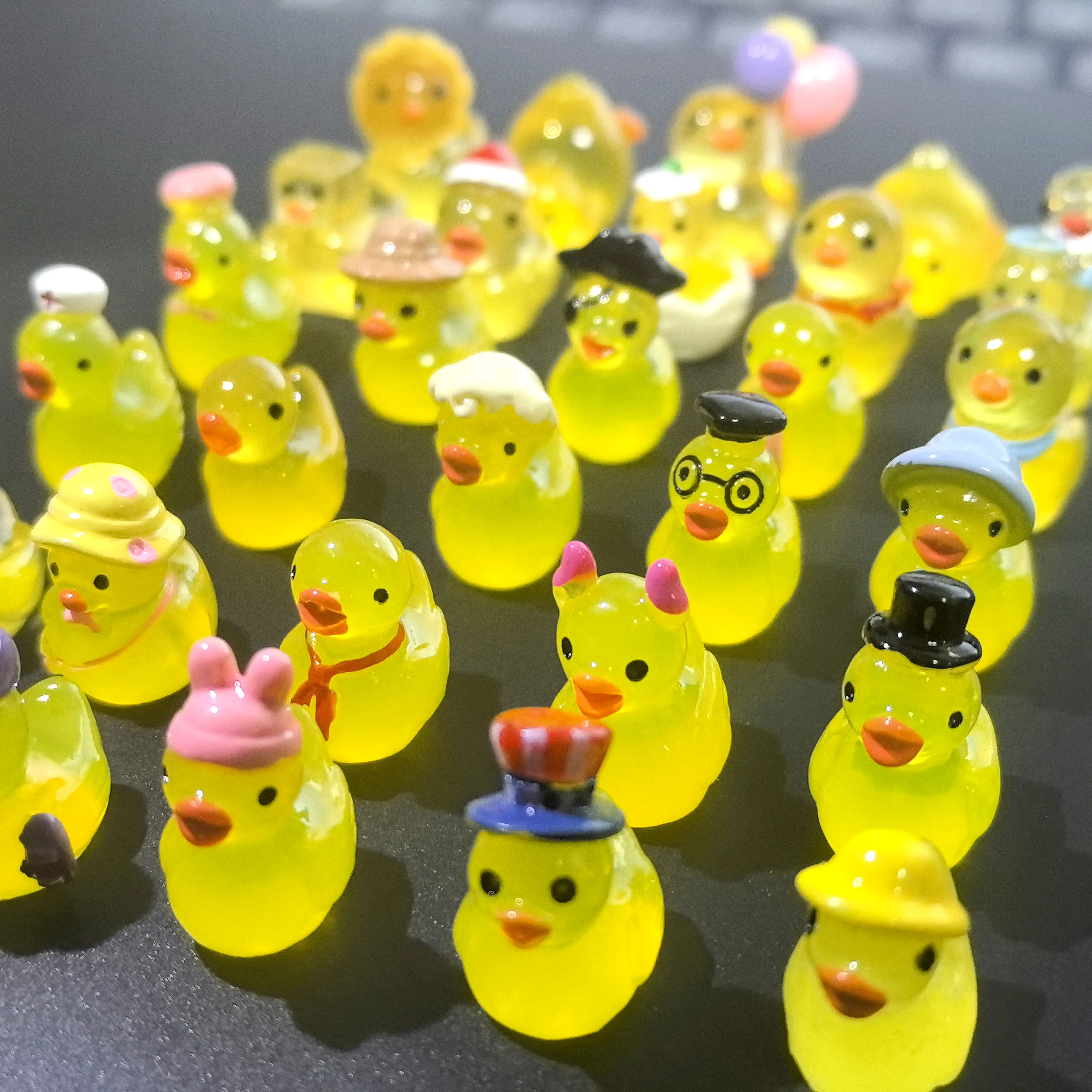30 tipos de Mini colección de patos, miniaturas de pato amarillo luminoso, decoración de jardín de hadas, figuritas decorativas de escritorio, decoración del hogar