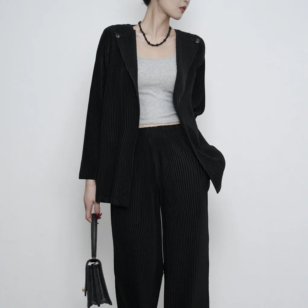 بدلة نسائية لخريف 2026 بطيات من Miyake مكونة من قطعتين سترة صوفية ذات ثنيات عالية الجودة وسراويل مستقيمة مع مجموعة كاملة من #3