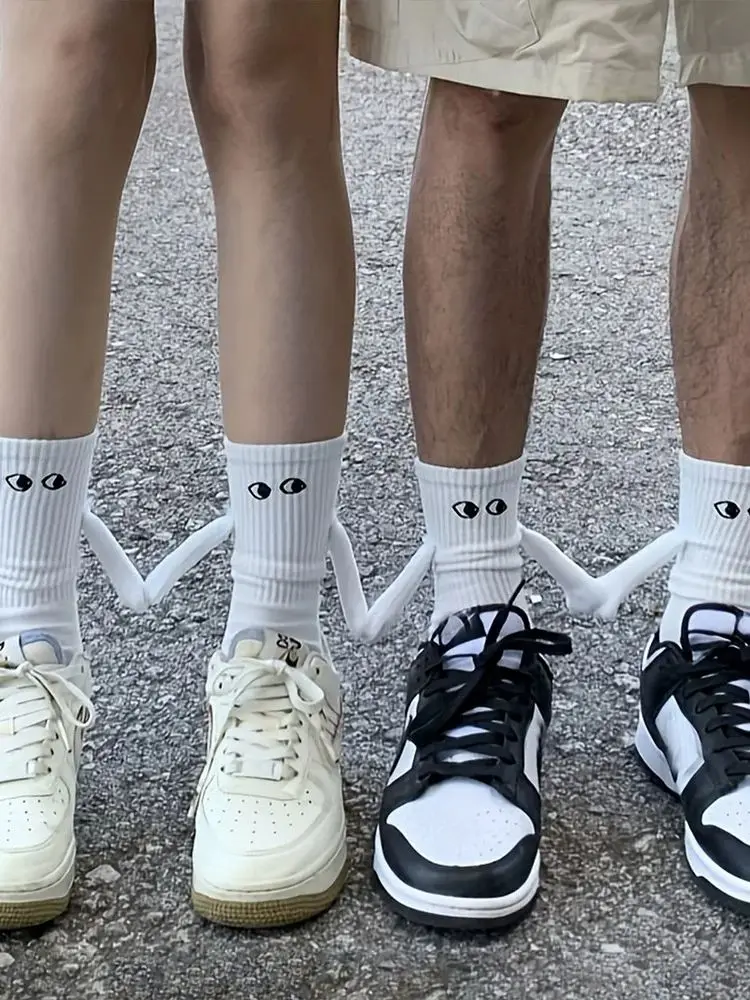 Chaussettes magnétiques avec mains pour femmes et hommes, mode noir blanc, drôle, mignon, yeux de dessin animé, Couple, chaussettes mi-tube pour cadeaux
