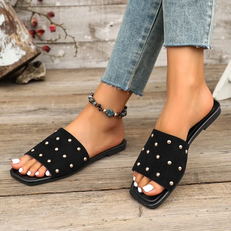 Neue Sommer-Damen-Sandalen mit offener Spitze, Stylische Quadratische Nieten-Slipper für Frauen, Rutschfeste Outdoor-Alltagsschuhe im Angebot