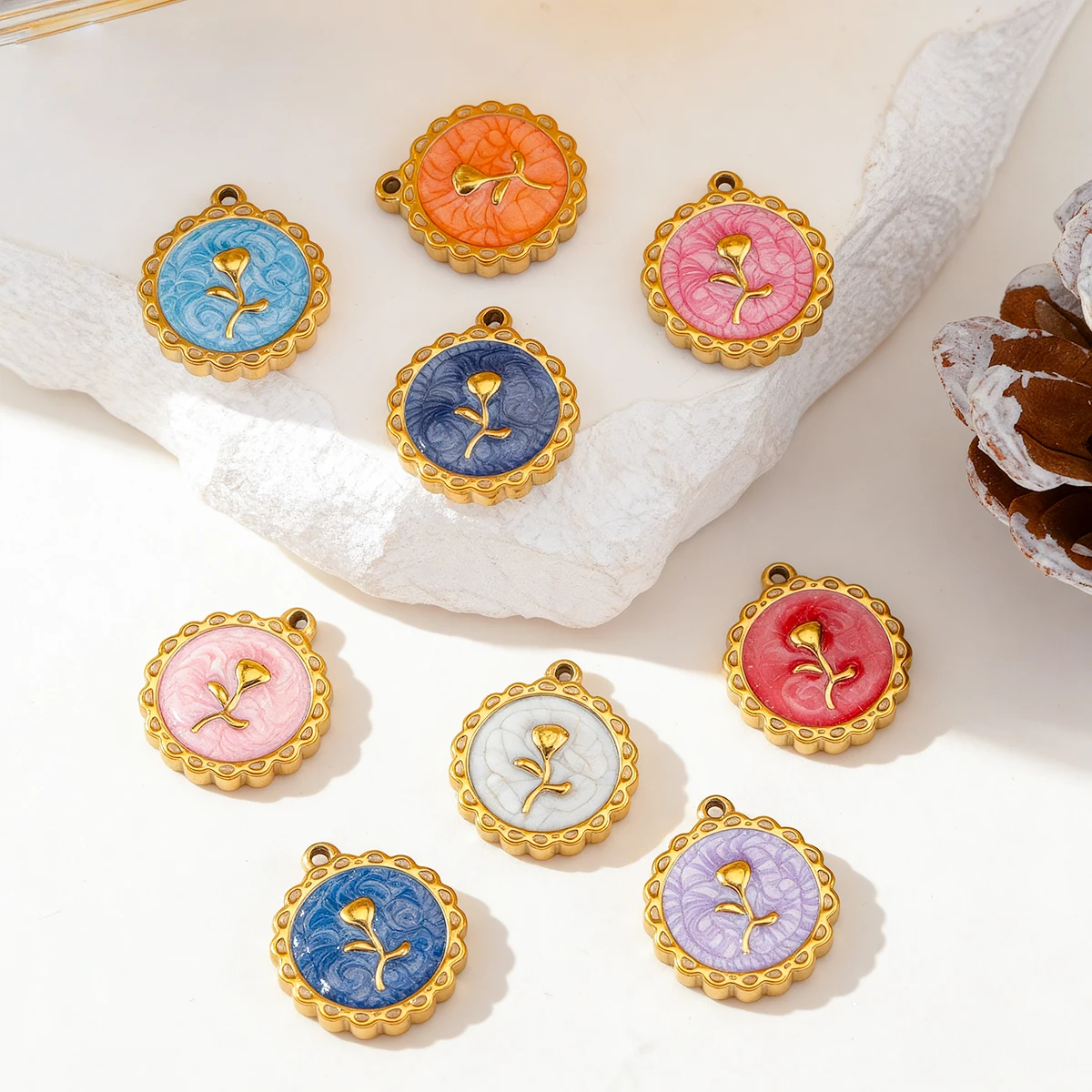 

HIYEE 10 шт. подвески-розы из нержавеющей стали с золотым покрытием и эмалью, с фестончатым краем, для изготовления ювелирных изделий, ожерелий и поделок своими руками